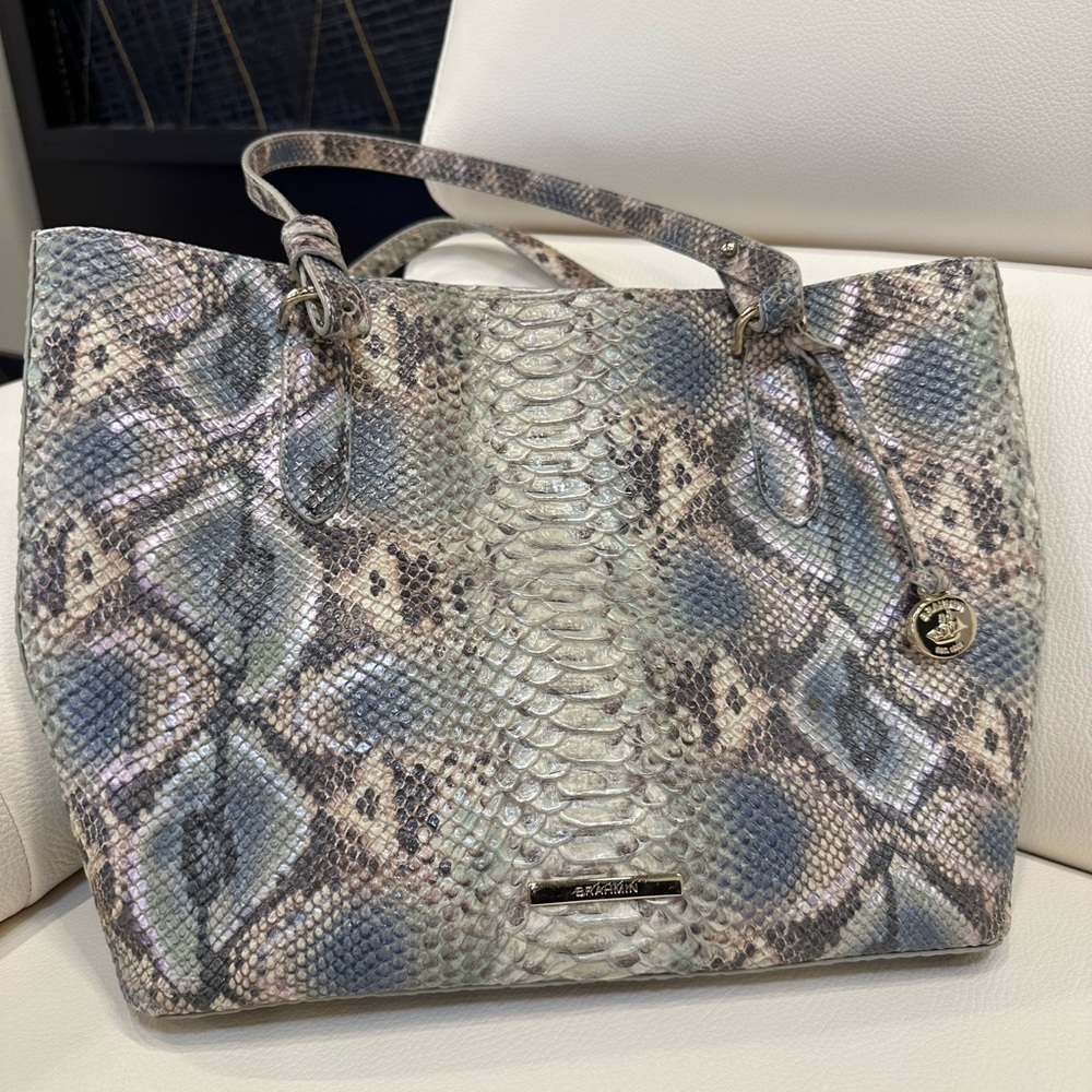 Brahmin satchel in great condition. Multi color.